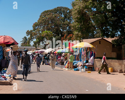 Einkäufer auf einem lokalen Markt in Serekunda, Banjul, Gambia, Westafrika Stockfoto
