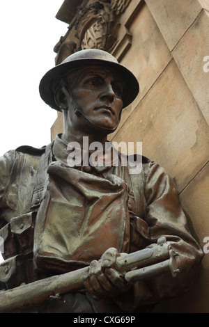Britischer Soldat Skulptur auf dem Kriegerdenkmal in Bradford, West Yorkshire, England. Stockfoto