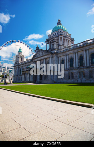 Der Belfast City Hall und Riesenrad Stockfoto