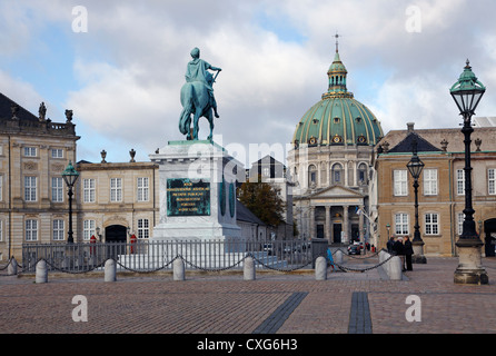 Blick vom Amalienborg Palace Square der Reiterstatue in Richtung Marmorkirche oder Frederik Kirche Stockfoto