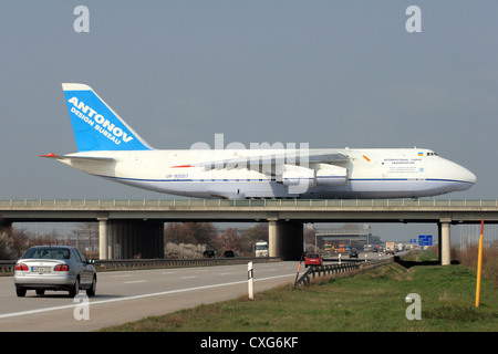 Rollende Flugzeuge und Fahrzeuge auf dem Flughafen Leipzig-Halle Stockfoto