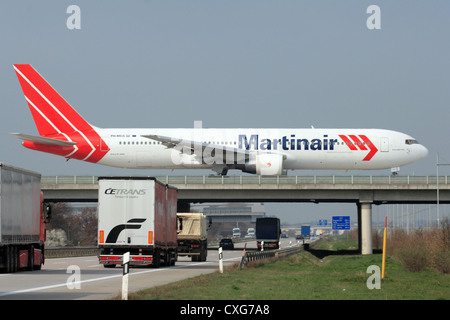 Sanfte Martinair Flugzeuge und Autobahn zum Flughafen Leipzig-Halle Stockfoto