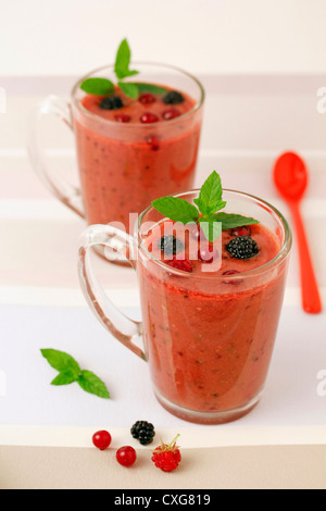 Wilde Beeren-Gazpacho. Rezept zur Verfügung. Stockfoto