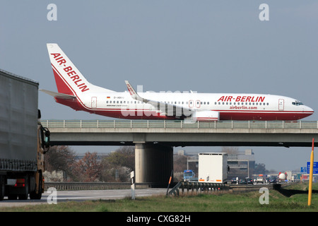 Rollende Flugzeuge von Air Berlin und Autobahn zum Flughafen Leipzig-Halle Stockfoto