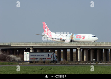 Rollende Flugzeuge und Fahrzeuge auf dem Flughafen Leipzig-Halle Stockfoto