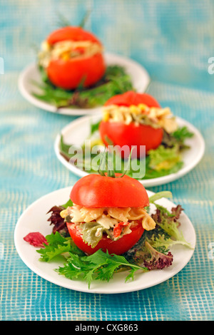 Gefüllte Tomaten mit Pasta. Rezept zur Verfügung. Stockfoto