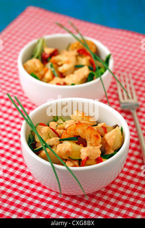 Salat mit Garnelen und Pfeffersauce. Rezept zur Verfügung. Stockfoto