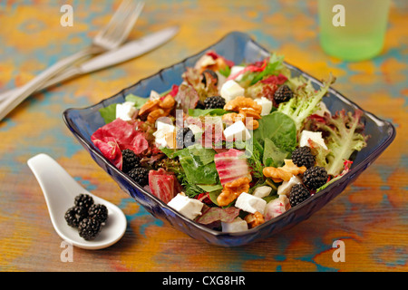 Salat mit Käse und Brombeeren. Rezept zur Verfügung. Stockfoto