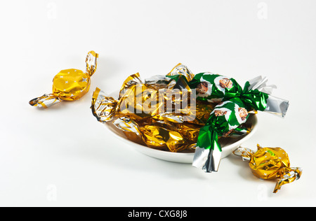 Gelbe und grüne Weihnachten Süßigkeiten auf den weißen Teller Stockfoto