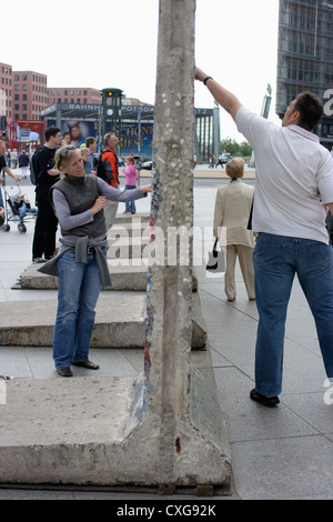 Berliner Mauer Segmente Touristen Stockfoto