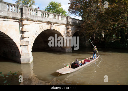 Stechkahn fahren entlang dem Fluss Cherwell bei Magdalen Bridge in Oxford England UK Stockfoto