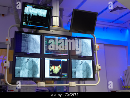 Berlin, Monitore in einer hochmodernen Kardiologie-Klinik Stockfoto