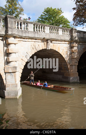 Stechkahn fahren entlang dem Fluss Cherwell bei Magdalen Bridge in Oxford England UK Stockfoto
