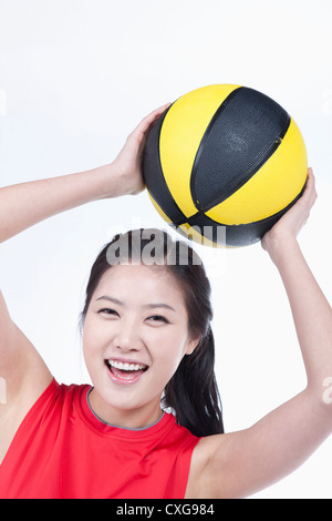 Frau mit einem Wasserball Stockfoto