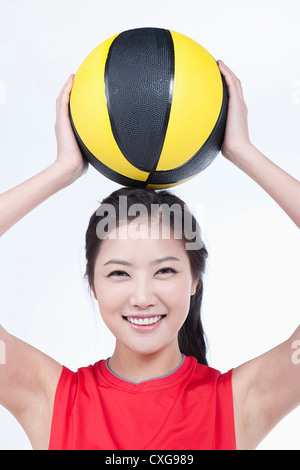 Frau mit einem Wasserball Stockfoto