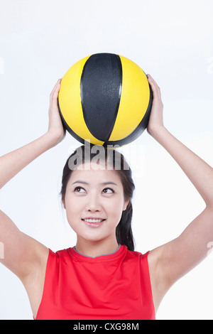 Frau mit einem Wasserball Stockfoto