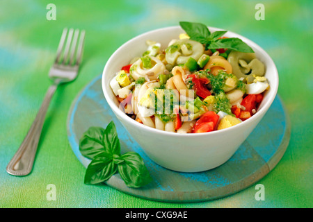 Nudelsalat mit Pesto Sonnenblumenkerne. Rezept zur Verfügung. Stockfoto