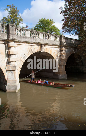 Stechkahn fahren entlang dem Fluss Cherwell bei Magdalen Bridge in Oxford England UK Stockfoto