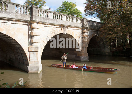 Stechkahn fahren entlang dem Fluss Cherwell bei Magdalen Bridge in Oxford England UK Stockfoto