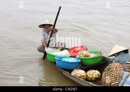 Vietnam Transport, Bauern in einem traditionellen schmalen Boot waren Stockfoto