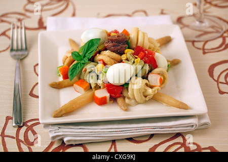 Pasta-Salat mit Surimi und Ei von der Wachtel. Rezept zur Verfügung. Stockfoto