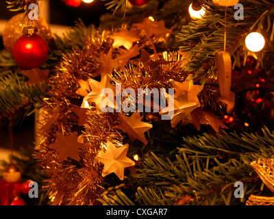 Weihnachtsschmuck am Baum Gold Glitter Stockfoto