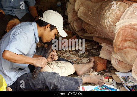 Vietnam, Handwerker schnitzen konzentrierte sich eine traditionelle Holzmaske Stockfoto