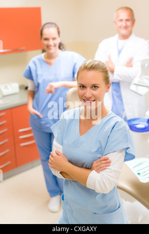 Porträt von dental Team Zahnärztin mit Kollegen Stockfoto