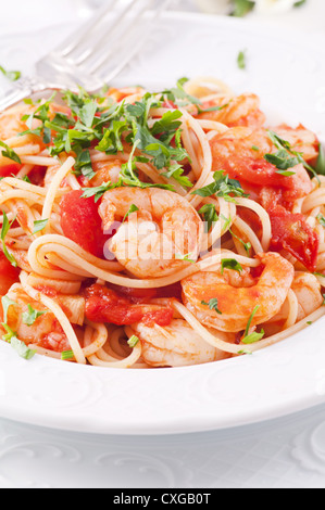 Spaghetti mit Garnelen und Tomaten-sauce Stockfoto