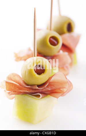 Canapes mit Schinken und eingelegte Oliven Stockfoto