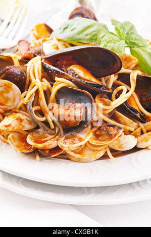 Spaghetti mit Muscheln in Tomatensauce Stockfoto