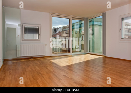 Zeitgenössische Wohnzimmer mit Blick auf die Stadt Stockfoto
