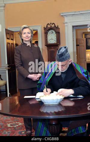 US-Außenministerin Hillary Rodham Clinton mit Präsident von der islamischen Republik von Afghanistan Hamid Karzai bei ihrem bilateralen Treffen in der Ben Franklin Room at US Department of State 11. Mai 2010 in Washington, DC. Stockfoto