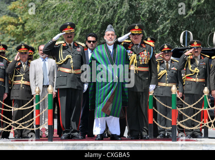 Afghanischen Präsidenten Hamid Karzai steht mit militärischen Führer in Afghanistan Independence Day Feier statt am Ministerium der Nationalverteidigung 19. August 2011 in Kabul, Afghanistan Stockfoto