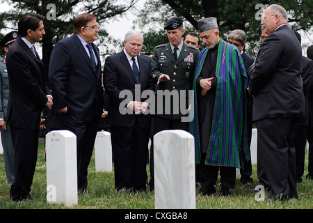 Afghanistans Präsident Hamid Karzai Afghan und US-Verteidigungsminister Robert M. Gates anhören Armee General Stanley McChrystal bei einer Grabstätte während einer Tournee Arlington Staatsangehörig-Kirchhof 13. Mai 2010 in Arlington, VA. Afghanische Defense Minister Abdul Rahim Wardak (L) blickt auf. Stockfoto