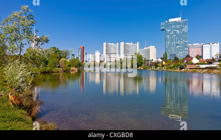 Skyline-Uno-City Wien im Sommer auf das Kaiserwasser Stockfoto