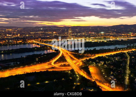 Panorama von Wien mit & Donau Donauinsel und Autobahn-Knotenpunkt in der Nacht. Stockfoto