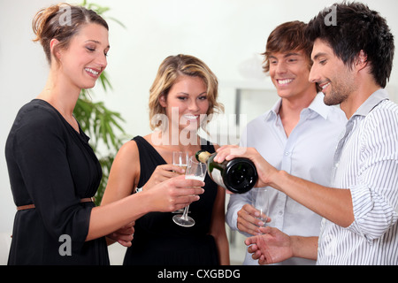 Zwei Paar genießt ein erfolgreiches Jahr Stockfoto