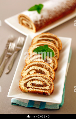 Biskuitrolle mit Walnüssen. Rezept zur Verfügung. Stockfoto