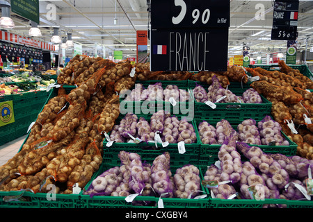 Calais Frankreich zitieren Europa Carrefour Supermarkt Knoblauch zum Verkauf Stockfoto