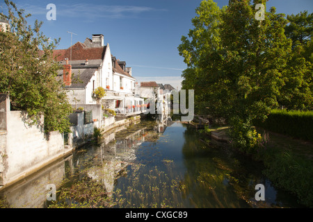 Den Fluss Indre in der mittelalterlichen Stadt Loches Stockfoto