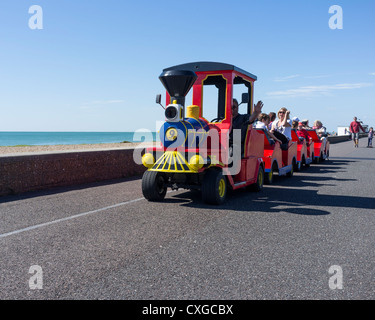 Kleine Straße trainieren auf Worthing promenade Stockfoto