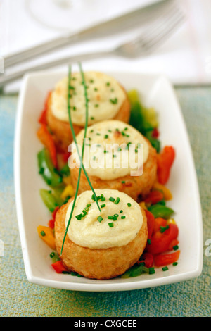 Kartoffel-Nester mit Kabeljau. Rezept zur Verfügung. Stockfoto