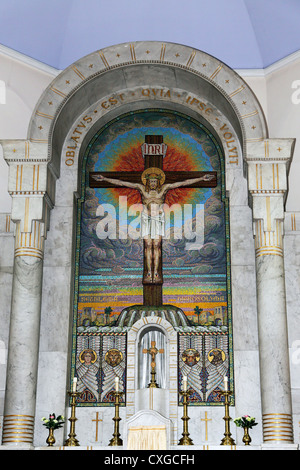 Surrey England Sutton Kirche unserer lieben Frau vom Rosenkranz-Altar-Mosaik von Jesus Christus am Kreuz und die vier Evangelisten Stockfoto