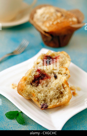 Muffins mit roten Beeren. Rezept zur Verfügung. Stockfoto