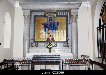 Surrey England Sutton Kirche Our Lady der Rosenkranz Kerzen und Mosaik von Jesus Christus Stockfoto