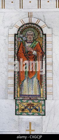 Surrey England Sutton Kirche unserer lieben Frau vom Rosenkranz Mosaik des Heiligen Josef hält einen Stab mit Lilien gemacht Stockfoto