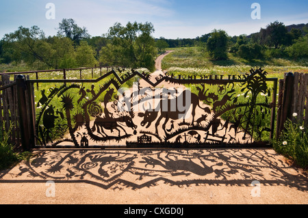 Bearbeitetes Eisen-Gatter auf Weg zur Ranch, Willow City Loop im Hügelland in der Nähe von Fredericksburg, Texas, USA Stockfoto