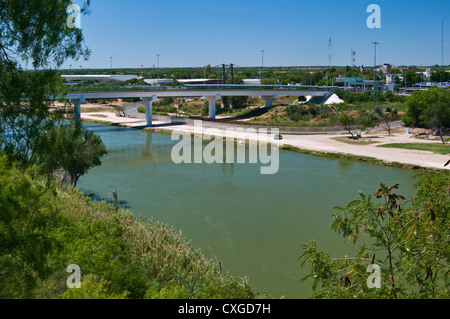 Brücke über den Rio Grande, Grenzübergang nach Ciudad Miguel Aleman, Mexiko, Ansicht von Roma Bluffs Aussichtsplattform, Roma, Texas USA Stockfoto