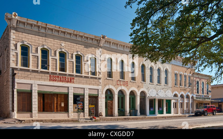 Geschäfte in einem historischen Gebäude am East 3rd Street im Zentrum von Lampasas, Texas, USA Stockfoto
